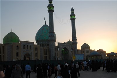 نمایی از مسجد جمکران در غروب خورشید